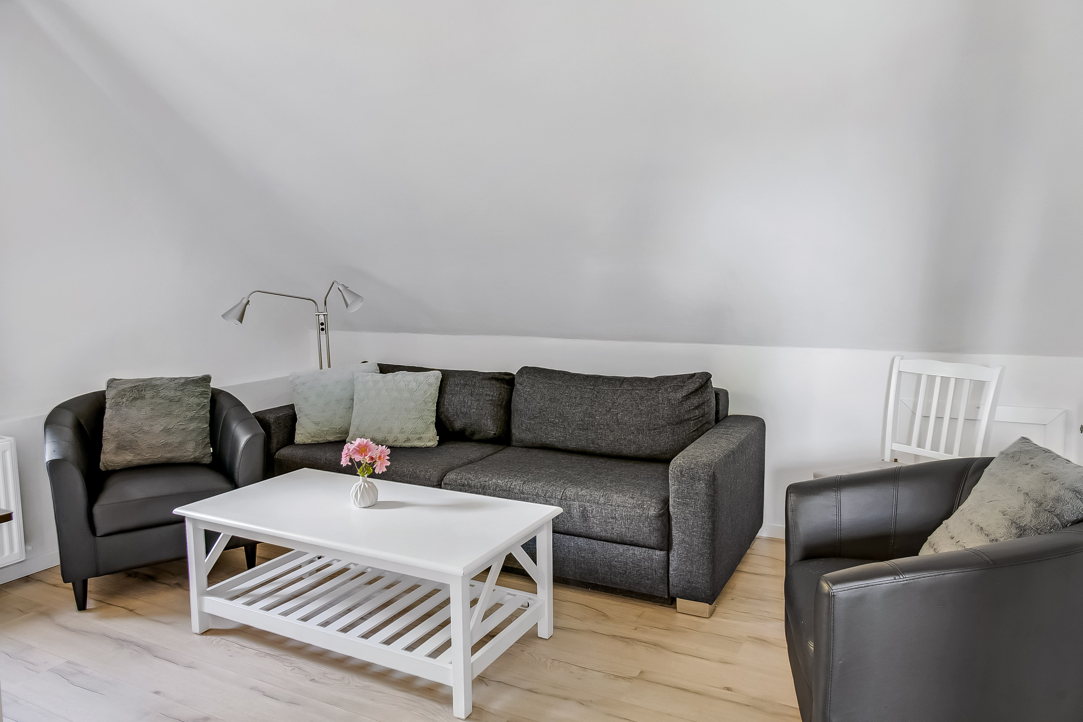 Ferielejlighed, magelige møbler, sofabord med hylde, dobbelt sovesofa 